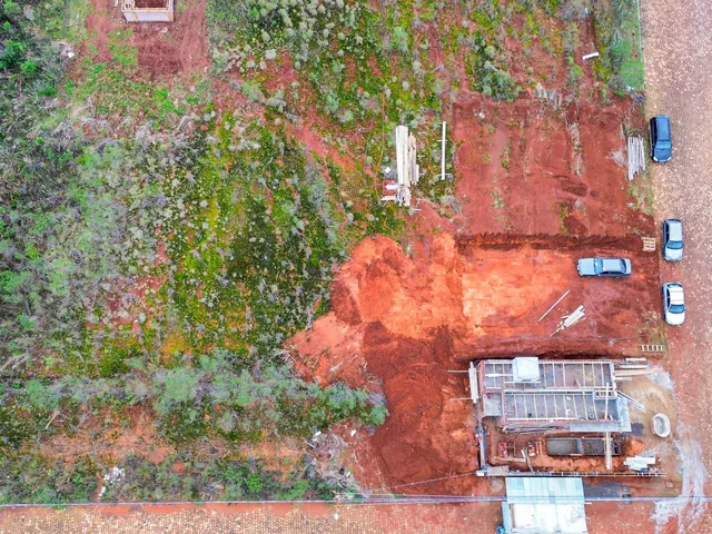 Vista aérea de um terreno em Lajeado, Brasil, mostrando área de construção e vegetação.