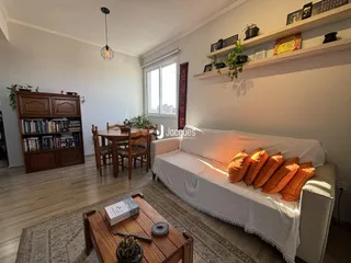 Quarto com cama e móveis de madeira no interior da residência.