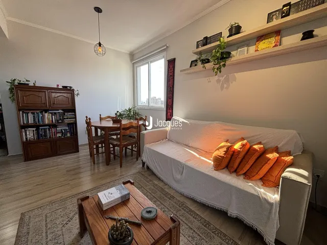 Quarto com cama e móveis de madeira no interior da residência.