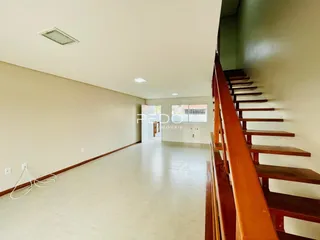 Corredor interno de uma residência em Lajeado, Brasil.