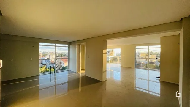 Interior de uma sala ampla com piso reflexivo.
