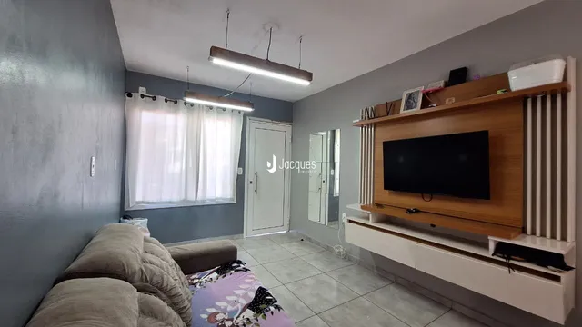 Quarto com cama e painel de madeira na parede.