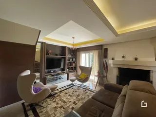 Sala de estar moderna com lareira e decoração de sala.