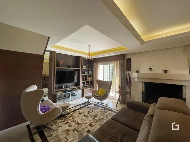 Sala de estar moderna com lareira e decoração de sala.