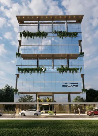 Fachada moderna de um edifício comercial com grandes janelas de vidro.