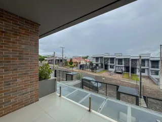 Vista da varanda de um imóvel em Lajeado, Brasil, com muro de tijolos aparentes.