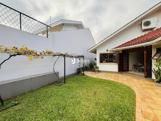 Vista da fachada de uma residência em Lajeado, Brasil, com jardim gramado.
