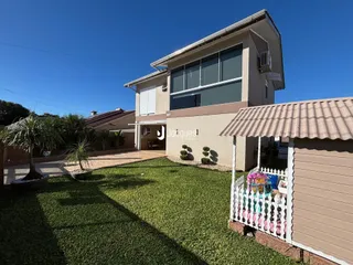 A fachada de uma casa em Lajeado, Brasil, com jardim gramado.