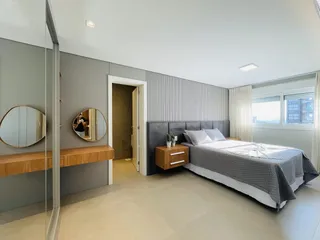 Quarto com cama e janela em apartamento em Lajeado.