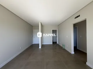 Hall de entrada longo com paredes brancas e piso de cerâmica.