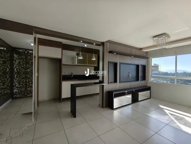 Interior de uma sala de estar moderna com piso de cerâmica e armários embutidos.
