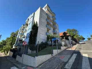 Fachada de um prédio residencial em Lajeado, Brasil, com varandas e estrutura moderna.