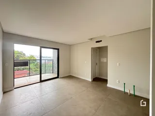 Foto de um ambiente interno com grande porta de vidro que se abre para uma área externa.