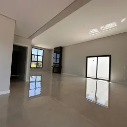 Foto de um ambiente interno amplo e vazio em uma propriedade.