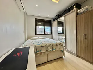 Quarto com cama e armários em um apartamento.
