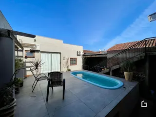 Vista da área externa com piscina e deck de uma residência em Lajeado.