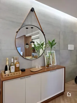 Vista de uma cozinha moderna com armários de madeira e espelho.
