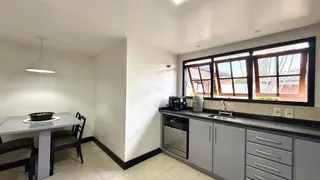 Vista da cozinha com janela e bancada em Lajeado, Brasil.