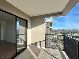 Vista de uma sala de estar com varanda em um apartamento em Lajeado, Brasil.
