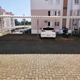Fachada de um imóvel residencial em Lajeado, Brasil, com um carro estacionado na frente.
