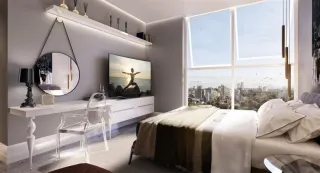 Quarto com cama grande e grande janela oferecendo vista da cidade.