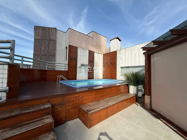Vista da área da piscina e deck de uma residência em Lajeado, Brasil.