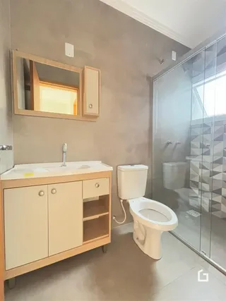 Foto de um banheiro com bancada e vaso sanitário em um imóvel.