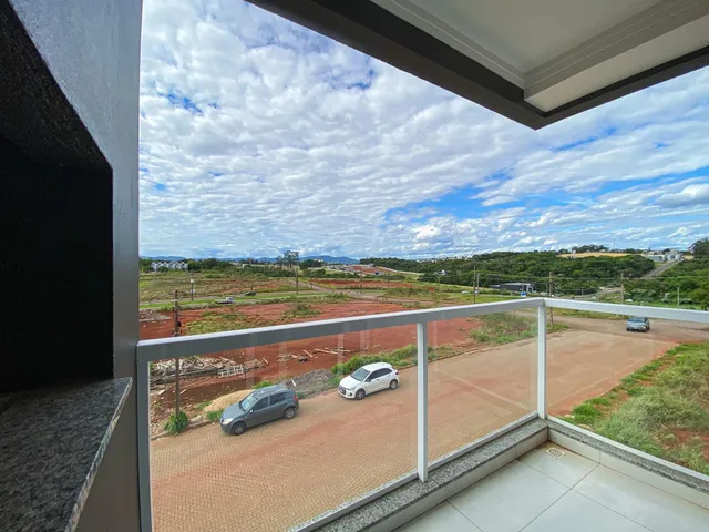 Vista panorâmica de uma área aberta com campo seco e paisagem distante.