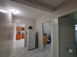 Hall de entrada com piso de cerâmica.