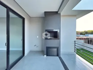 Vista da área externa de uma residência moderna com piso de cerâmica.