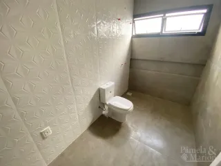 Foto de um banheiro interno com paredes brancas e um vaso sanitário.