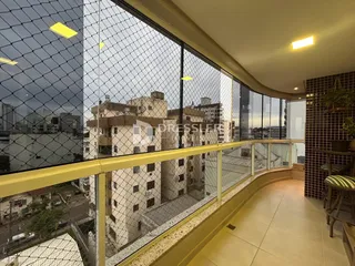 Vista da cidade de Lajeado vista de um terraço com grade de segurança.