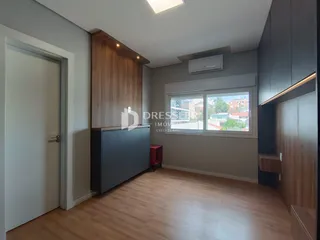 Sala de estar com piso de madeira e armários planejados.