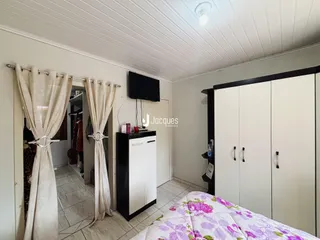 Quarto com cama e armário em um imóvel no Brasil.