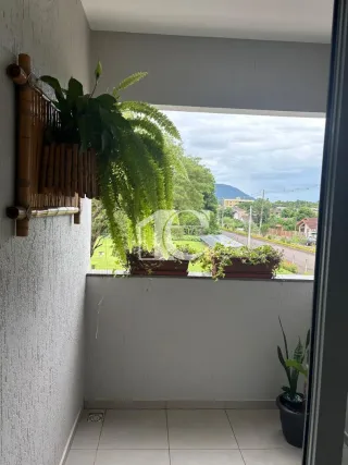 Vista externa de uma janela mostrando vegetação e paisagem em um imóvel em Lajeado.