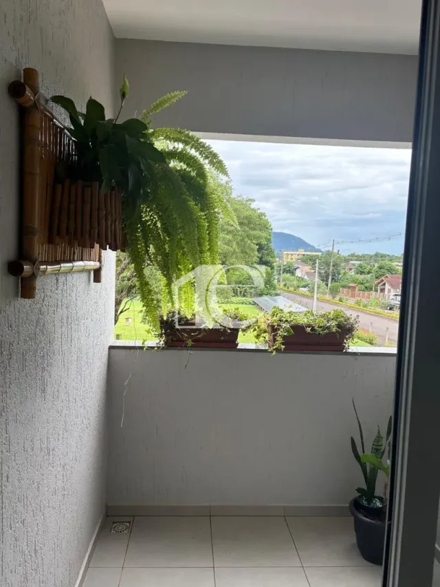 Vista externa de uma janela mostrando vegetação e paisagem em um imóvel em Lajeado.