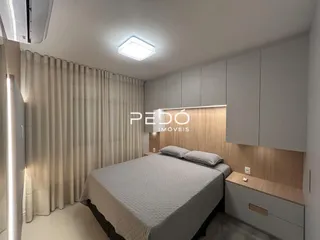 Quarto com cama e armários em um ambiente claro.
