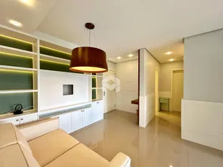 Sala de estar moderna com estantes embutidas e piso de cerâmica.