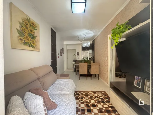 Foto de uma sala de estar com sofá e decoração em um imóvel no Brasil.