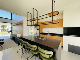 Foto de uma cozinha moderna com ilha e armários de madeira.