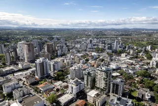 Vista aérea de uma área urbana densamente povoada.
