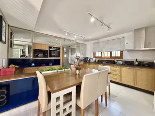 Vista da cozinha e sala de jantar de um imóvel em Lajeado.