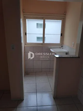 Vista de um corredor interno com portas de madeira.