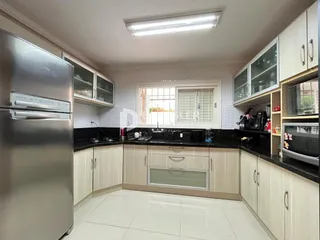 Cozinha moderna com armários e eletrodomésticos de aço inoxidável.