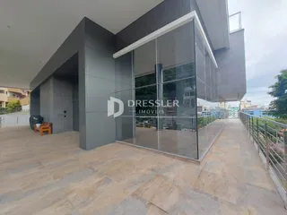 Fachada moderna de uma residência com grandes painéis de vidro em Lajeado, Brasil.