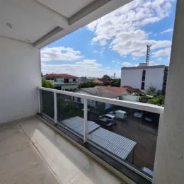 Vista da varanda com vista para o céu e paisagem urbana.