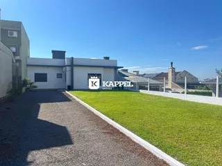 Fachada de uma residência em Lajeado, Brasil, com jardim gramado e acesso pavimentado.
