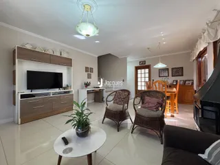 Sala de estar e jantar de uma residência em Lajeado, Brasil.