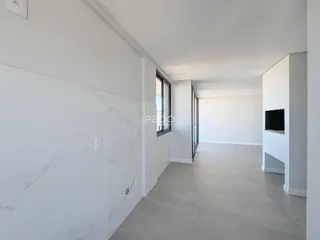 Hall de entrada com paredes brancas e piso claro.