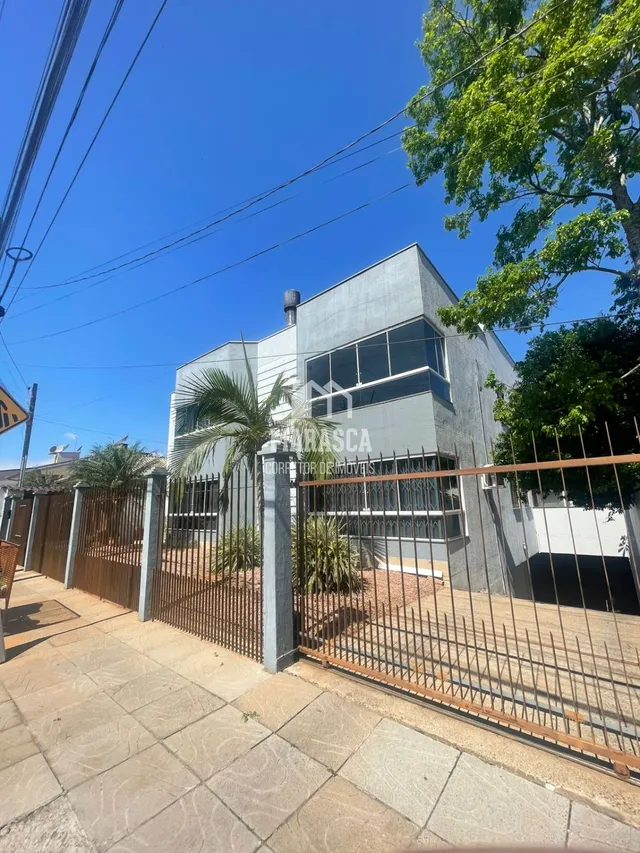 Vista da fachada de uma residência em Lajeado, Brasil, com cerca de metal.